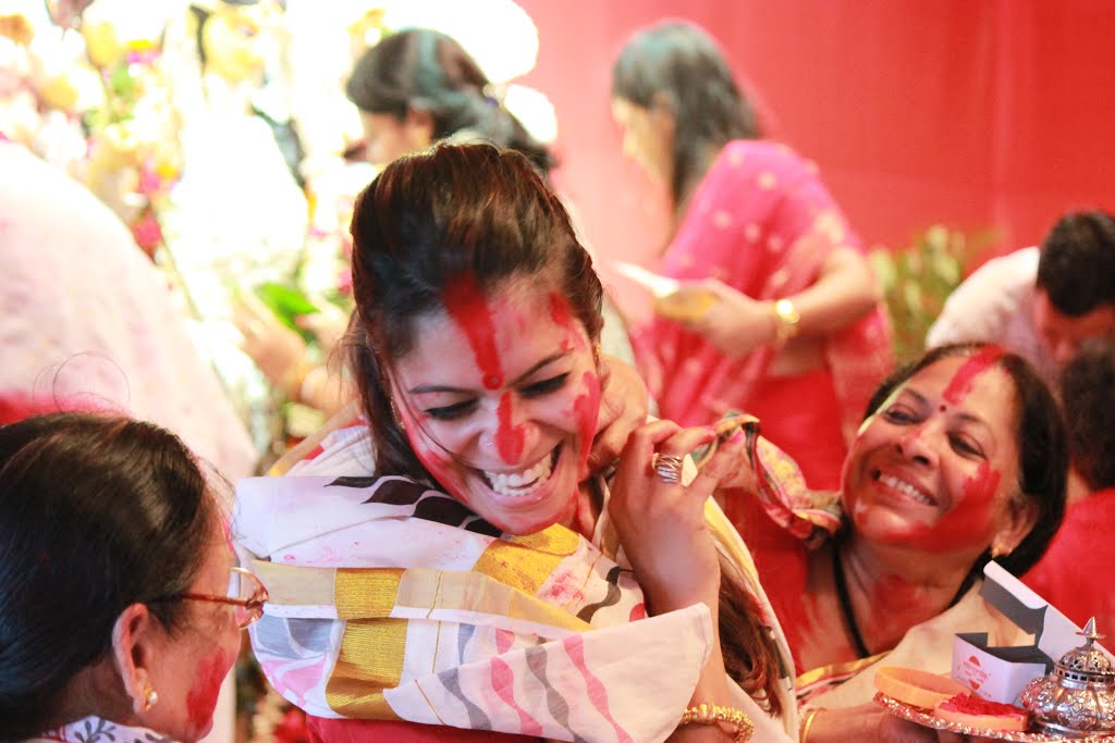 Las mujeres casadas ofrecen polvo rojo bermellón a la diosa Durga 