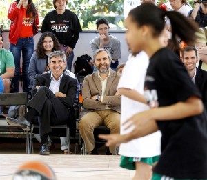 Jordi Bertomeu en partido de niños jugando con leyendas del baloncesto