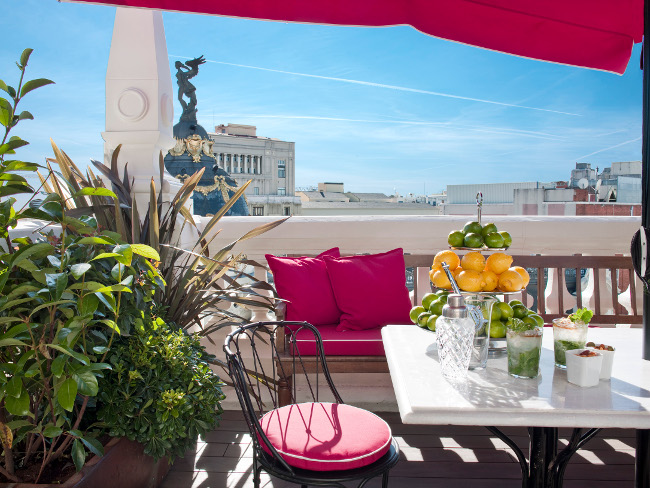 Detalle de la terraza, un espacio perfecto para este verano. foto del hotel. Imagen del hotel.