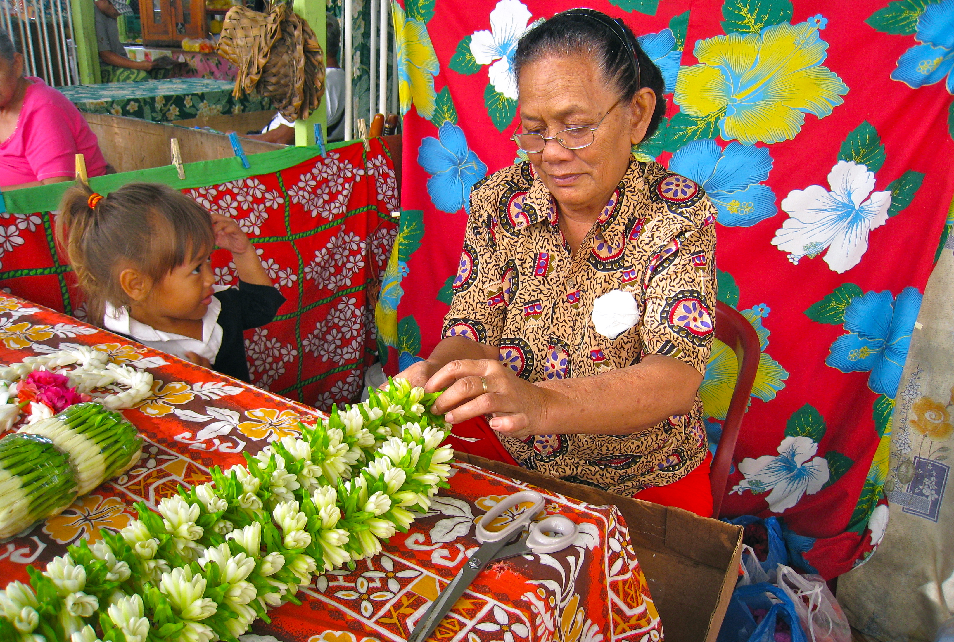 Artesana de flores de tiaré en el Mercado de Papeete.
