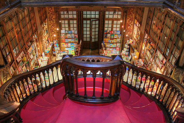 La hermosa librería de Oporto, desde su escalinata. Imagen de Diego Pérez.