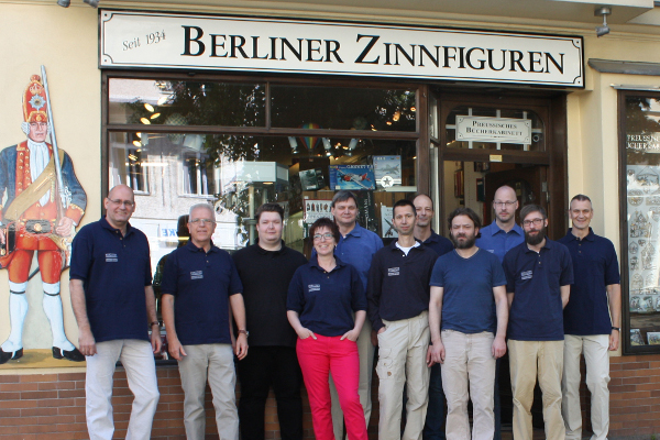 El equipo de la más famosa tienda de miniaturas de Berlín, al completo.