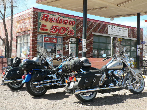 Unas motos aparcadas frente a un clásico local de la Ruta 66.