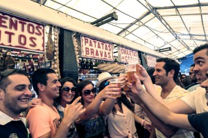 Disfrutar de cerveza durante las fiestas de las Hogueras de Alicante