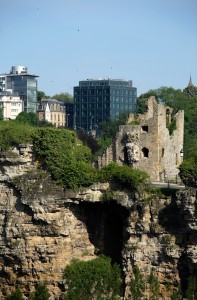 La famosa roca de Bock con el fondo del Banco Central de Luxemburgo.