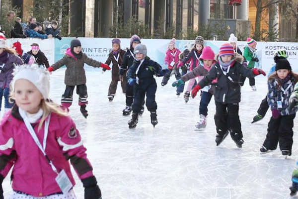Un grupo de niños patina en la Potsdamer Platz. Imagen de la web de la plaza.