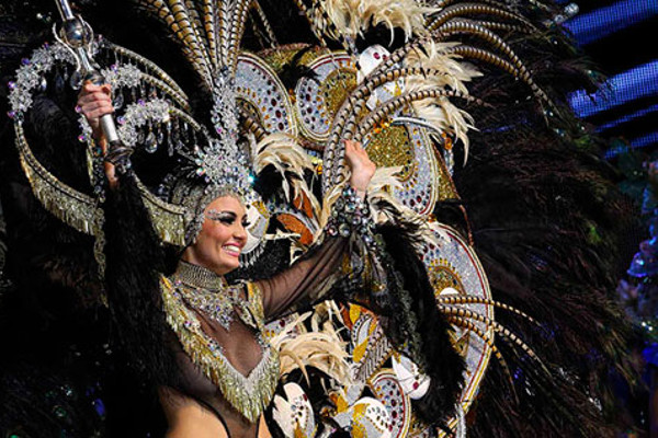 Las aspirantes a reina del carnaval llevan aparatosísimos vestidos.