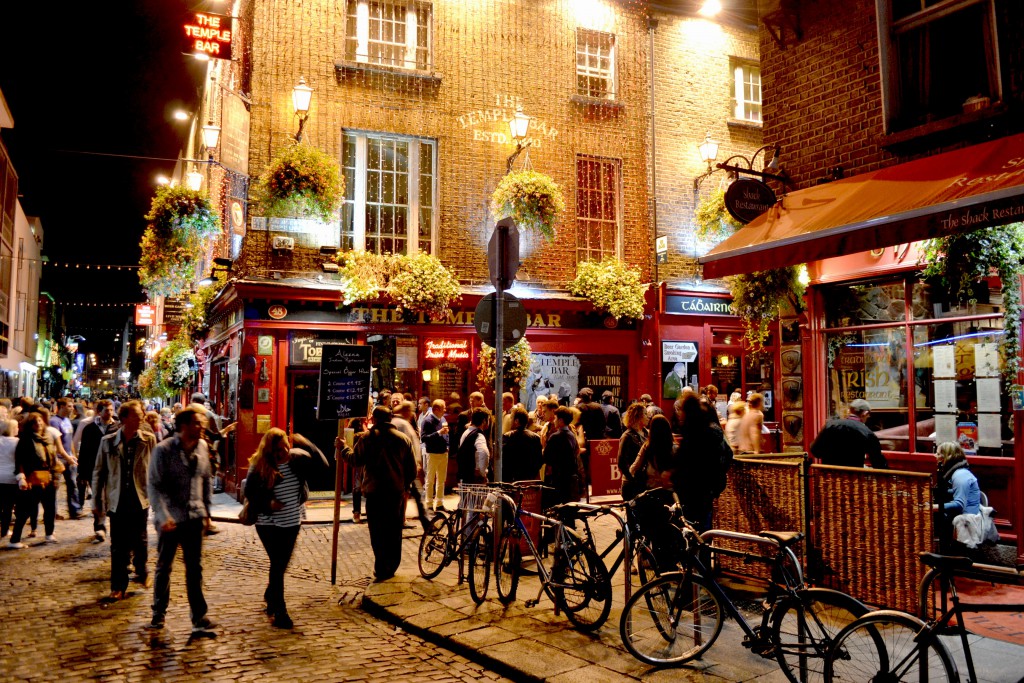 Este barrio de Dublín, Temple Bar, pegado al río Liffey, es una zona súper animada por las noches. 