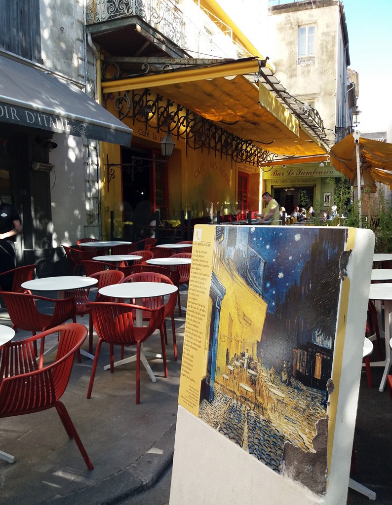 El café de Arlés que retratara Van Gogh en "Du café le soir", se mantiene del mismo color y aspecto para rendirle un honenaje