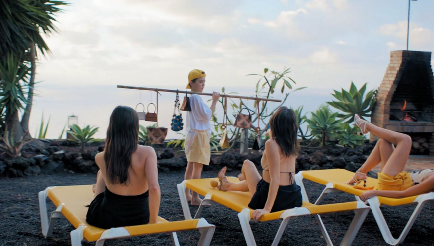 Fotograma del videoclip de la colección “La Bomba”.