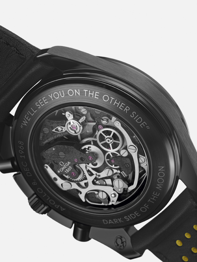 Omega rescata la célebre frase que pronunciara el astronauta Jim Lovell: “WE'LL SEE YOU ON THE OTHER SIDE” grabándola en la parte trasera del reloj.