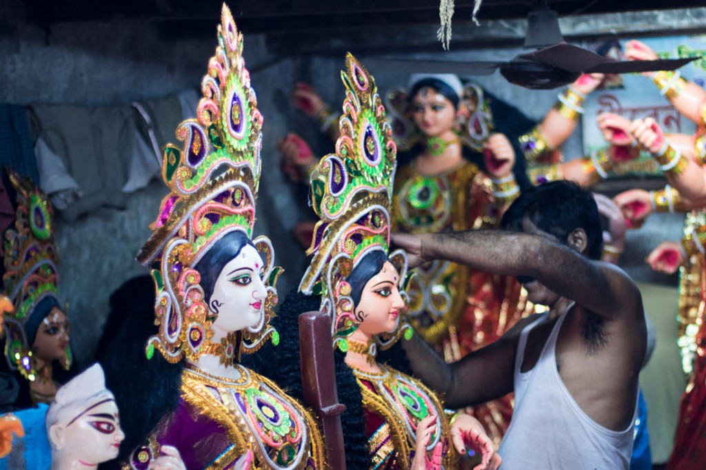 Artesano efectuando los últimos retoques a las figuras de la diosa Durga el día antes de la inauguración del festival.