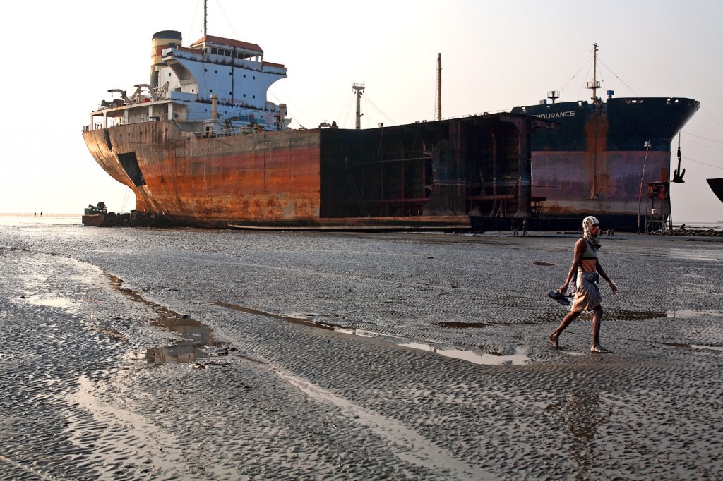 Uno de los barcos desmantelados en la costa de Bangladesh.