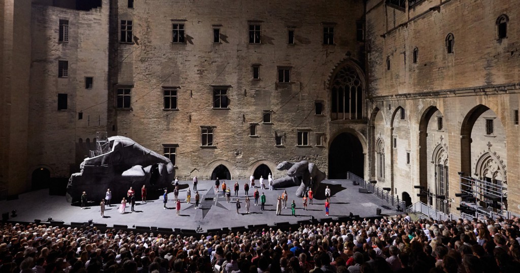 El palacio de los Papas se convierte en un gran escenario teatral durante el Festival d’Avignon, celebrado cada mes de julio.