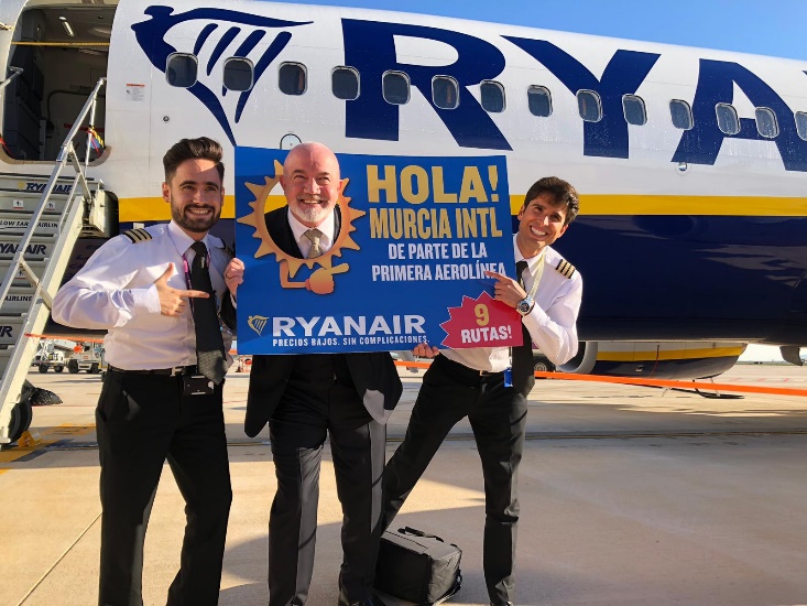 De izquierda a derecha: Carlos Soriano (Primer Oficial del vuelo, natural de Murcia), David O’Brien (Chief Commercial Officer de Ryanair) y Borja Cárceles (Primer Oficial, natural de Murcia)