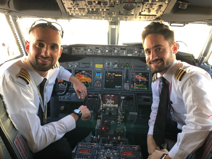 De izquierda a derecha: Pablo Pérez – Cuadrado (Comandante del vuelo) y Carlos Soriano (Primer Oficial del vuelo), ambos de Murcia.