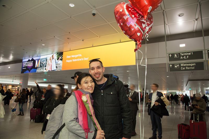 El aeropuerto propone a aquellos enamorados que esperan a su pareja sorprenderle leyéndolo en la pantalla de bienvenida una frase romántica personalizada.