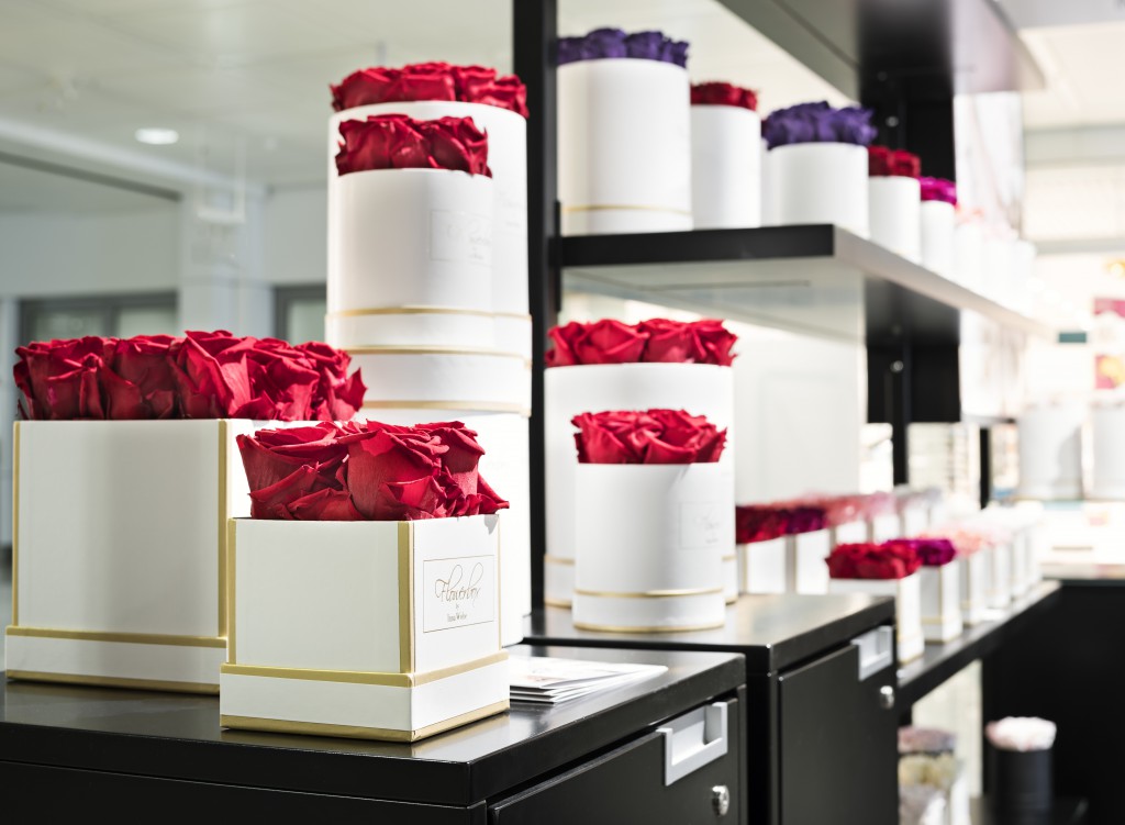 Inna Wiebe presenta sus rosas en elegantes cajas o bonitos recipientes de vidrio. Foto: © Munich Airport.