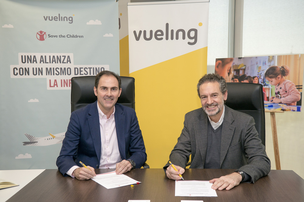 De izquierda a derecha: Javier Sánchez-Prieto, presidente y CEO de Vueling y Andrés Conde, Director General de Save the Children España.
