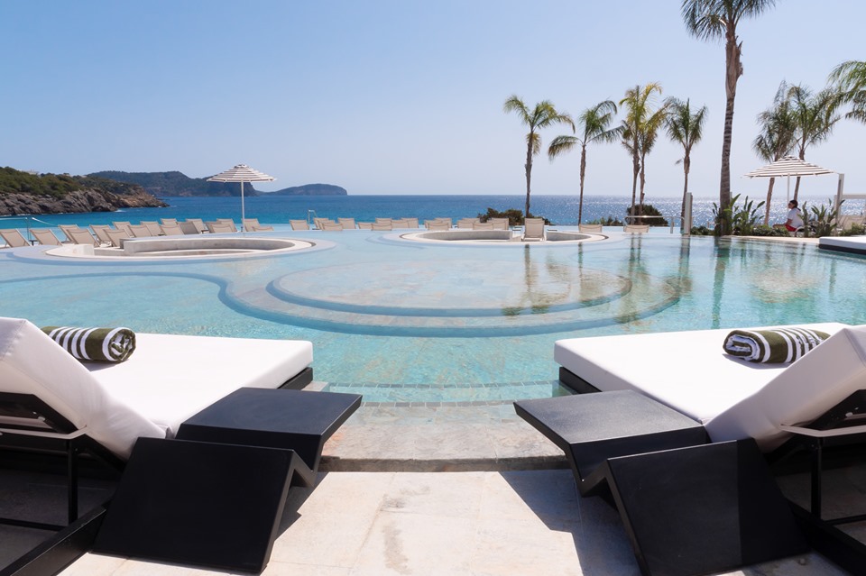 Vacaciones: mirar al frente y gozar del mediterráneo desde la piscina del Bless Hotel Ibiza.