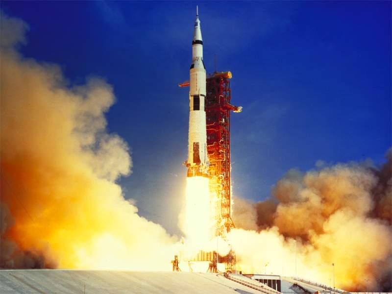 Lanzamiento de la mision Apollo XI con el cohete Saturno-V