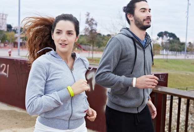 runners con pulseras inteligentes