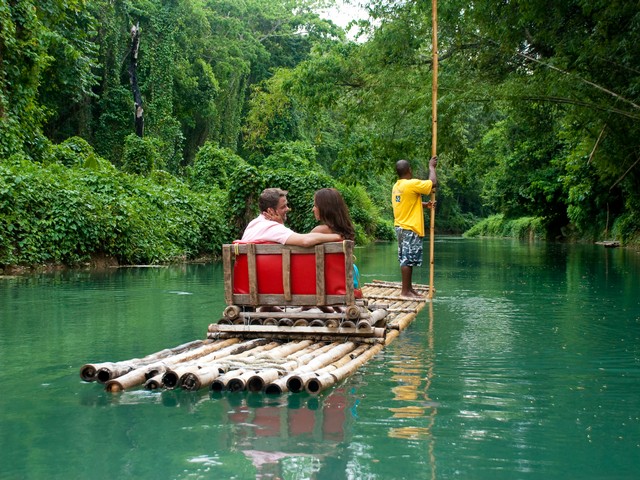 Experiencia tranquila estilo "góndola-Venecia" pero en balsa de bambú y en Jamaica
