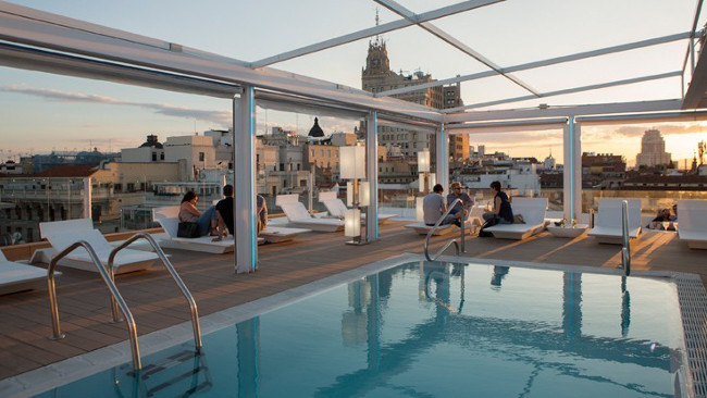 El mejor atardecer de Madrid quizá está en la piscina del Óscar Room Mate.