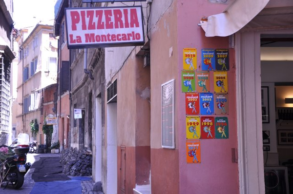 La fachada de La Montecarlo, una de las pizzerías más típicas de Roma.