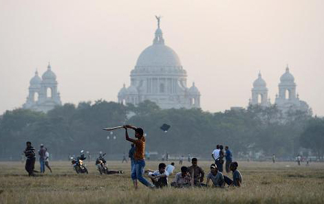 estudiantes jugando al cricket 