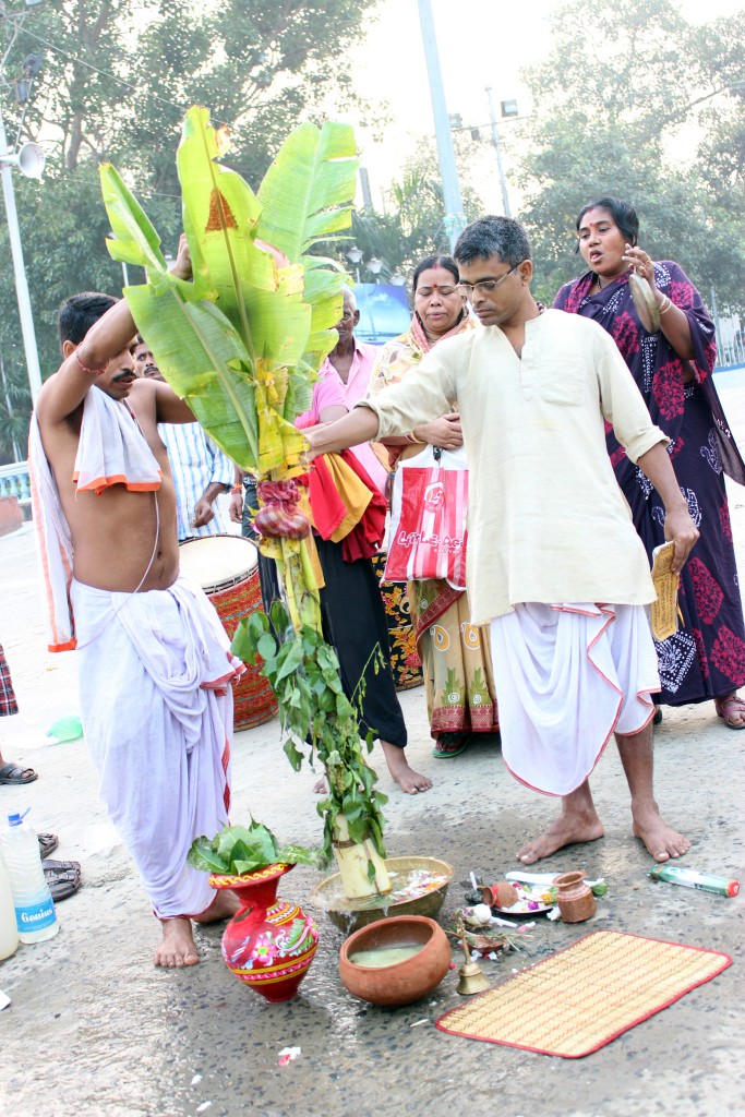 devoción Durga Puja y ritual KALA BOU SNAN 
