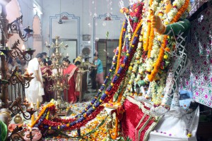 Flores a Durga en Sovabazar Rajbati