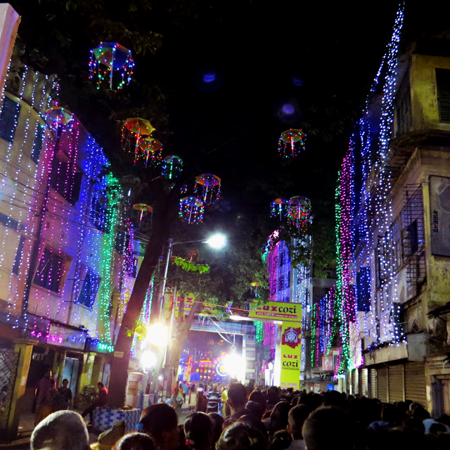 Iluminación de las casas en Durga Puja