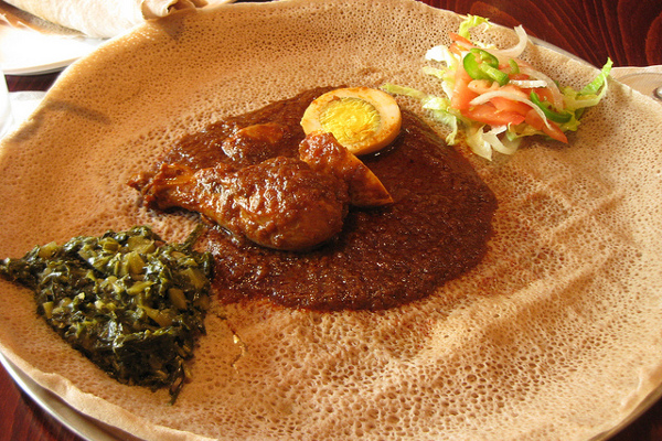 Imagen de un típico plato etíope, con el característico pan plano como base. Imagen de Rose Trinh. 