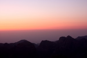 las montañas de Petra al anochecer