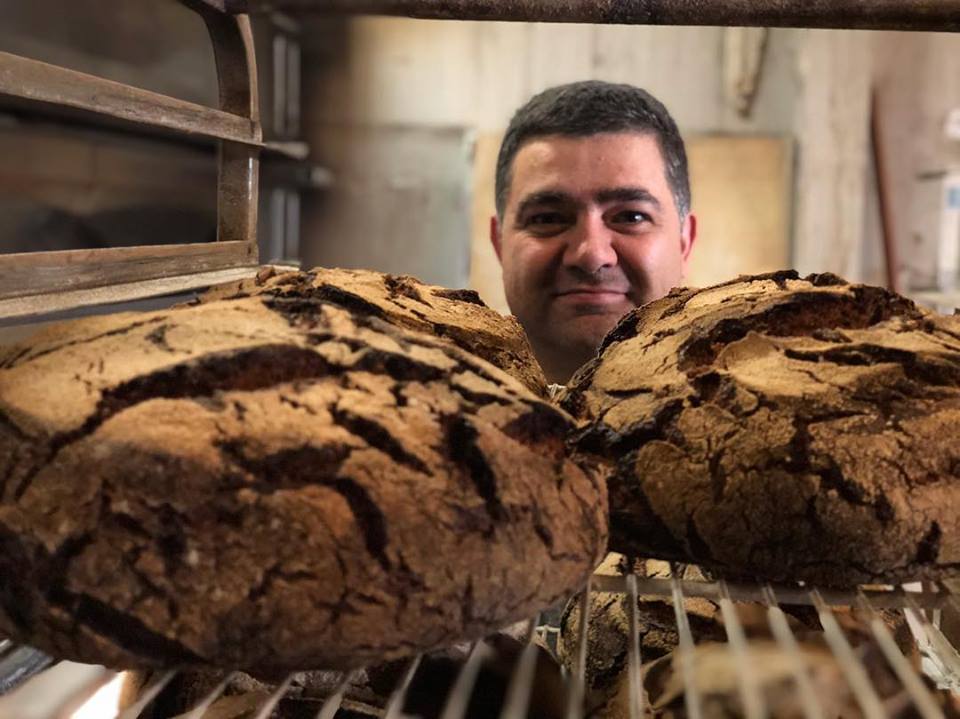 Don Manolo al mando de los centenos integrales en la panadería The Loaf de San Sebastián.
