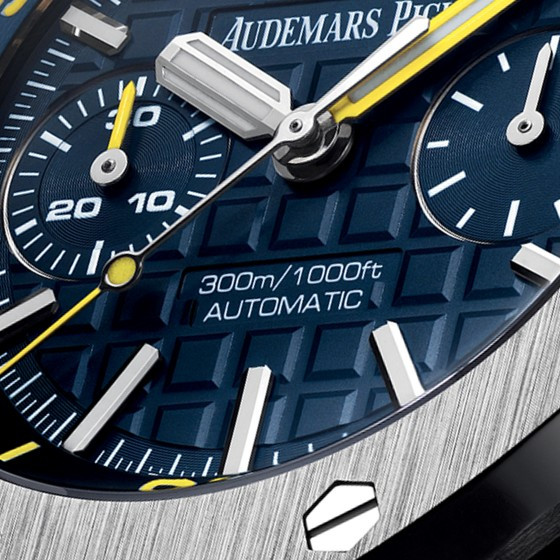 Detalle del reloj en azul donde se aprecian sus exquisitos acabados.