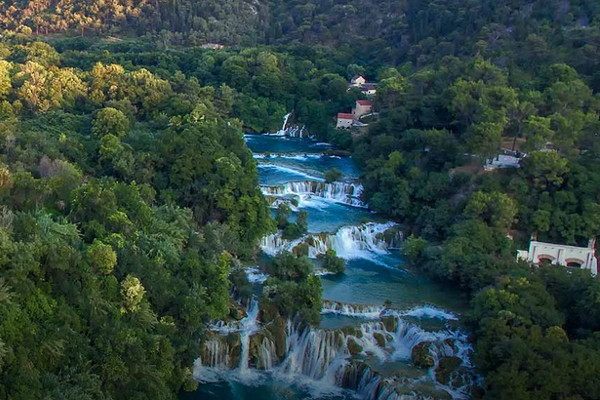 Las aguas turquesas del Parque Nacional Krka son un delicioso regalo que baña esta región. Imagen de Croatia.hr.