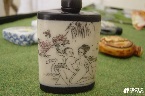 Bote de perfume chino decorado con motivos "animados" del siglo XIX. Hueso y porcelana. Museo de l'Erótica (Barcelona).