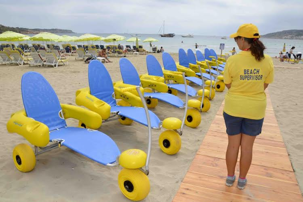 Las nuevas sillas anfibias de las playas maltesas. Imagen de Visit Malta. 