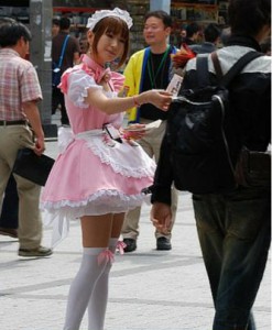 camarera de un maid cafe de Akihabara