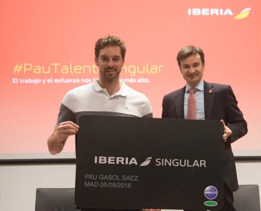 Pau Gasol recibe su tarjeta Iberia Singular de manos del director comercial de Iberia, Marco Sansavini.