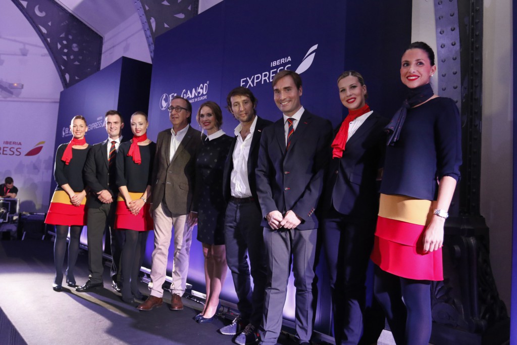 Durante la presentación de la colección: el consejero delegado de Iberia Express, Fernando Candela, y el cofundador de El Ganso, Clemente Cebrián, junto con parte de la tripulación.