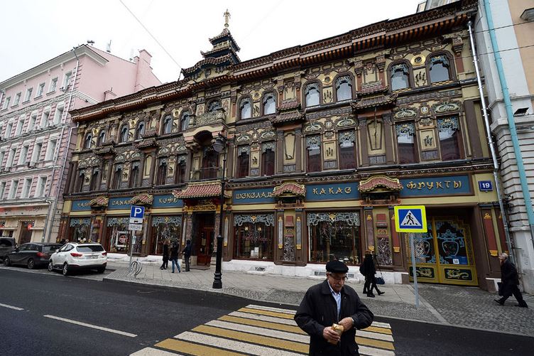 Llama la atención el edificio (s XIX) de “Casa Perlov”, uno de los salones de té más antiguos de Moscú.
