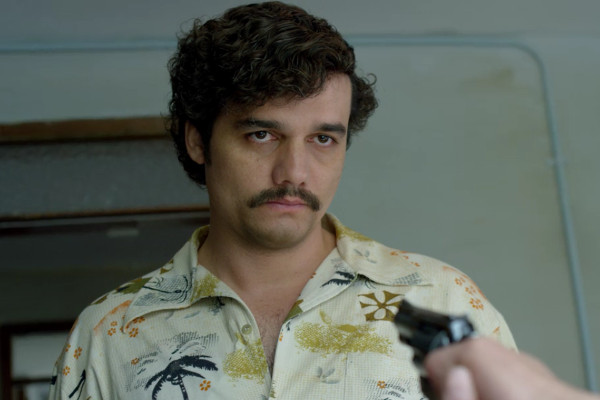 No olvide dar nueva vida a sus camisas hawaianas: Pablo Escobar vería en usted a todo un paisa.