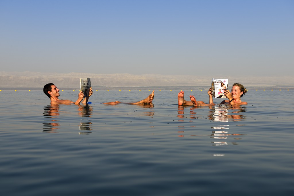 Bañándose en el Mar Muerto. Imagen (c) Norbert Eisele-Hein