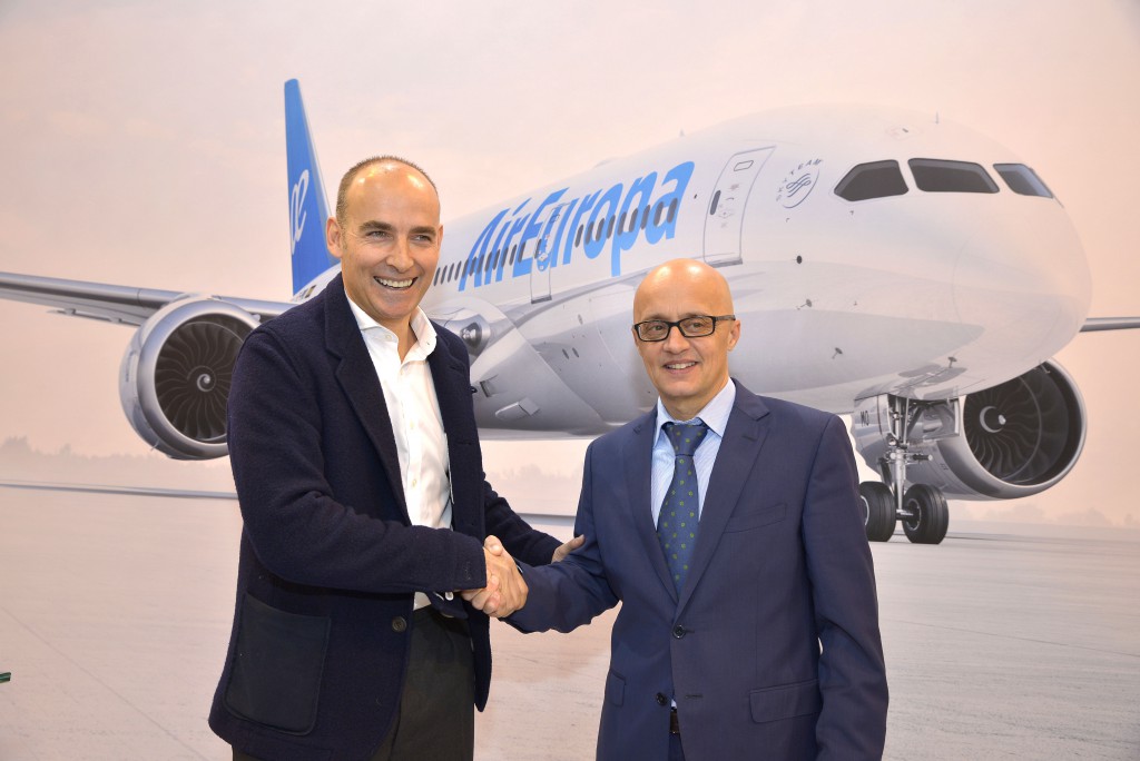Pepe López de Ayala, El managing deTwitter Spain, y Richard Clark, el subdirector general de Air Europa, tras presentar el nuevo servicio en Fitur 2017.