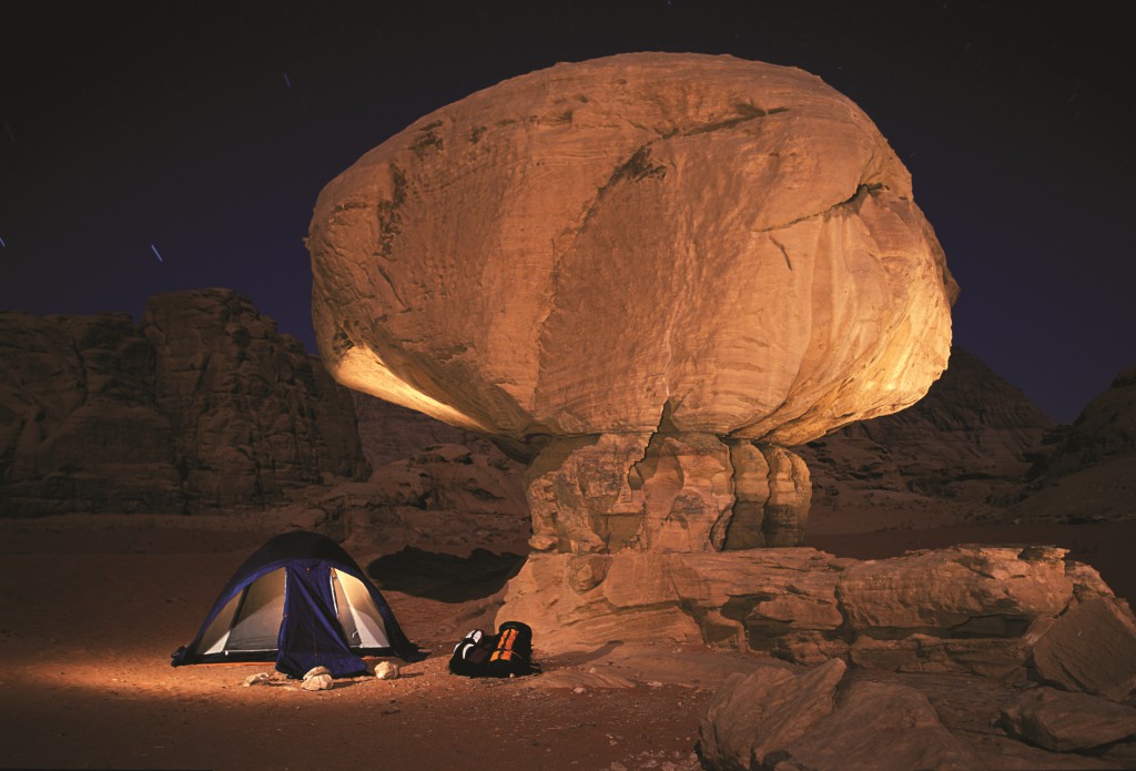 Acampar junto a las formas caprichosas de las rocas en Wadi Rum.