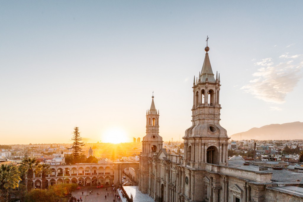 La catedral de Arequipa se levanta magestuosa sobre la plaza de Armas.