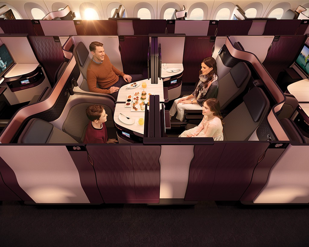 Los paneles ajustables y los monitores móviles de TV en el centro de cuatro asientos permiten a los pasajeros que viajan juntos transformar su espacio en una suite privada.